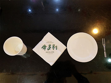 紙盤、叉、紙巾、杯子