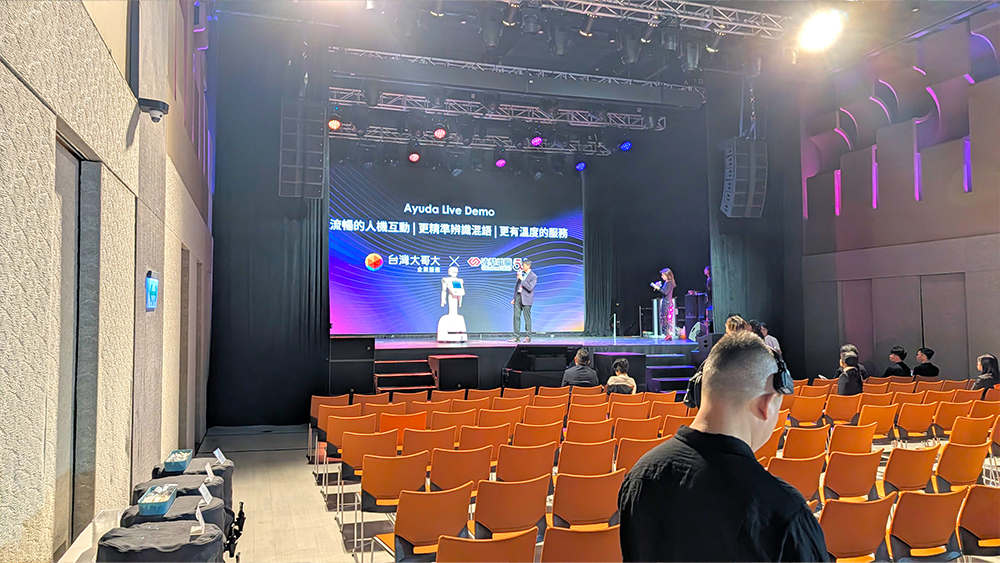 台灣大哥大&凌羣電腦記者會